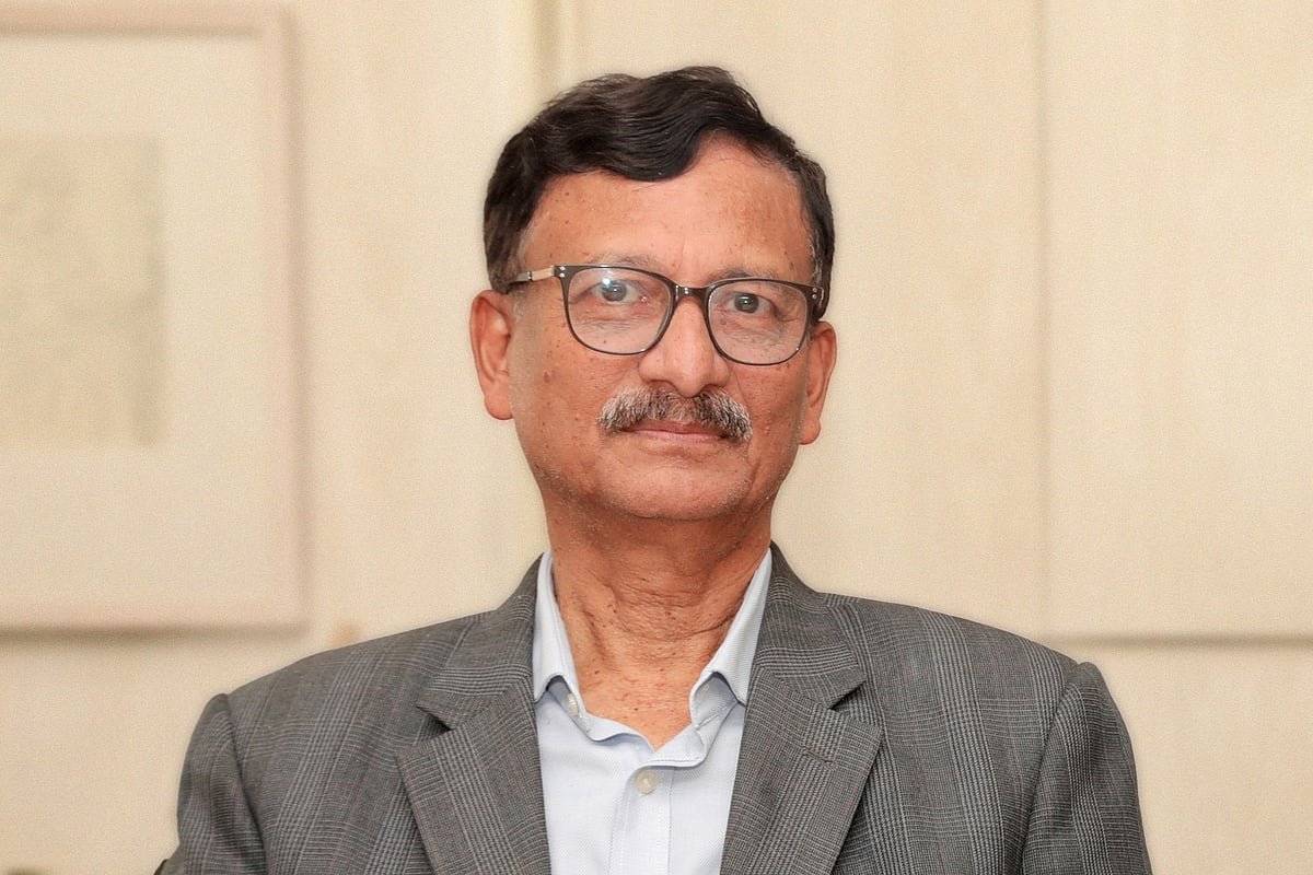 আমি বললাম, আমাকে সরে যেতে দিন