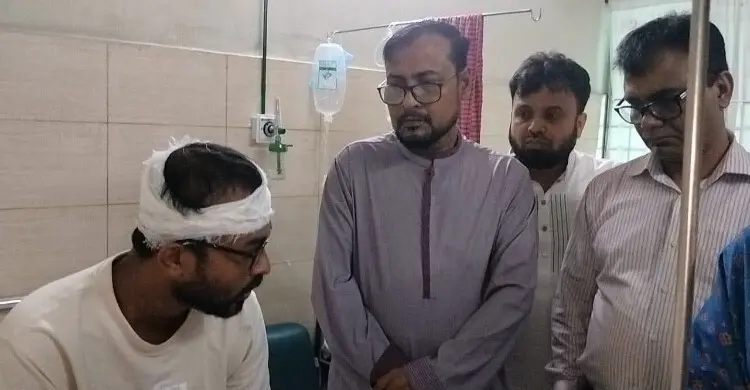 সংঘর্ষের তিনদিন পর আহত শিক্ষার্থীদের দেখতে হাসপাতালে জবি উপাচার্য