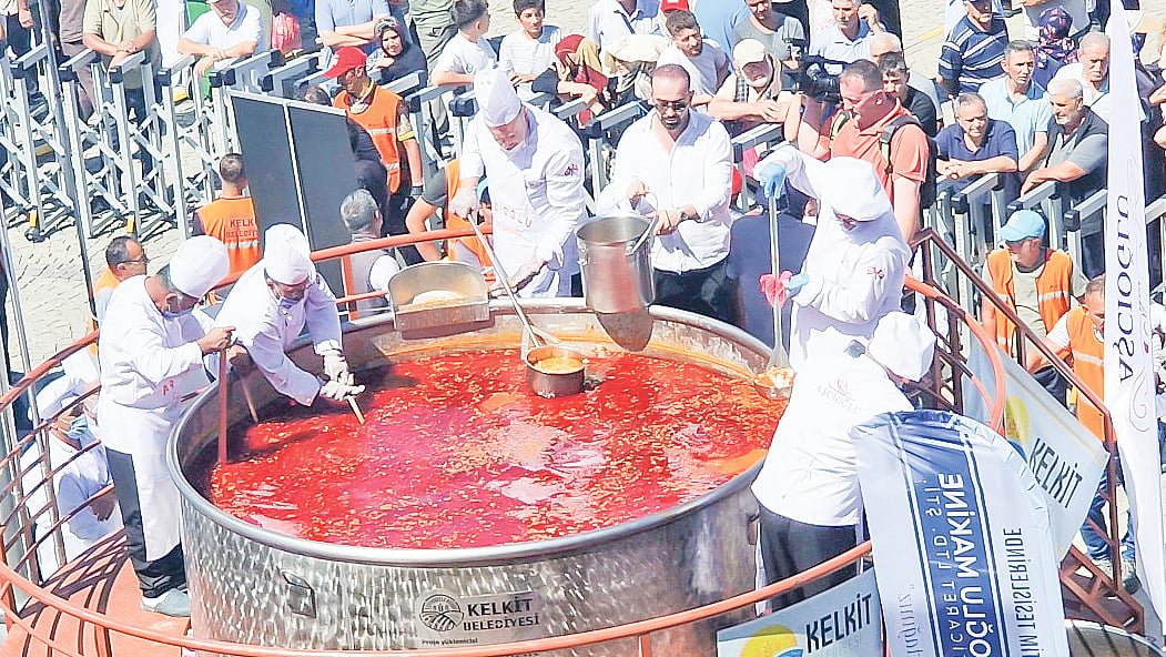 ‘দানবীয়’ হাঁড়িতে বেকড বিনস রান্না