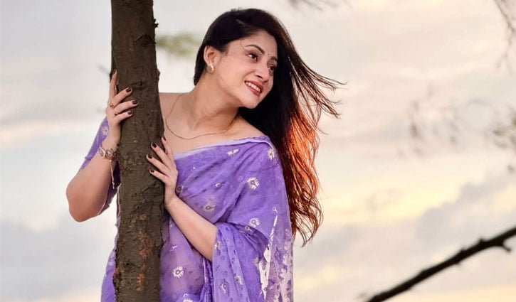 বেগুনি শাড়িতে নজরকাড়া পূজা, ক্যাপশনে ‘গল্প শেষ নয়’