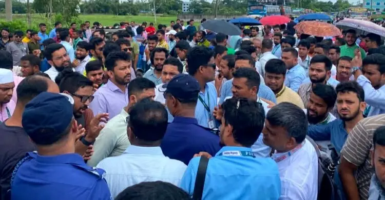 চট্টগ্রামের আনোয়ারায় ইসলামী ব্যাংকের চাকরিচ্যুত কর্মীদের বিক্ষোভ