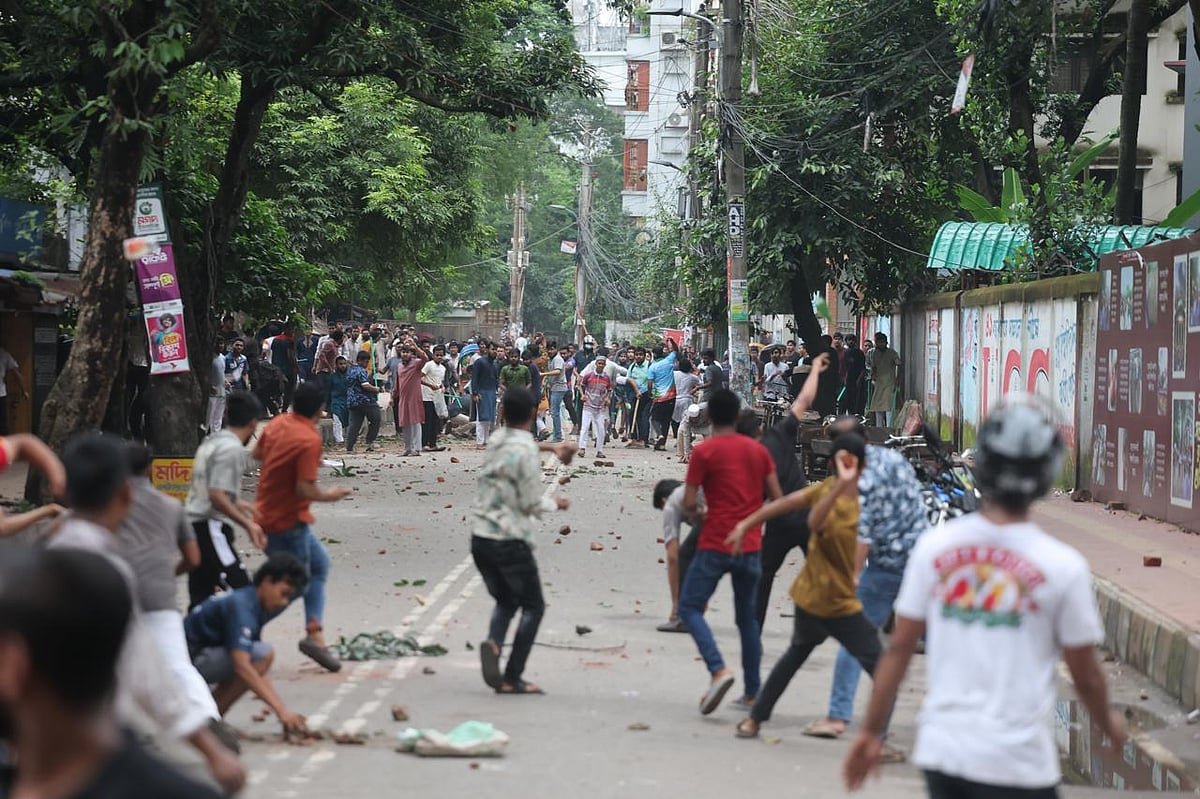 ঢাকা আলিয়া মাদ্রাসার সামনে ছাত্রদল–ছাত্রশিবিরের সংঘর্ষ চলছে