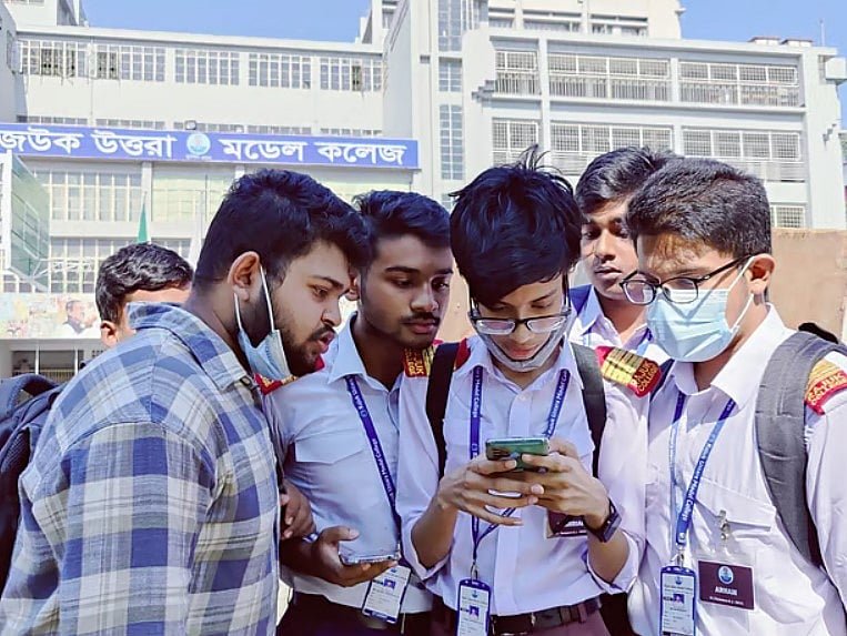 এসএসসির ফল: শিক্ষার্থীদের বেহুদা টেনশনে রেখে কার কী লাভ