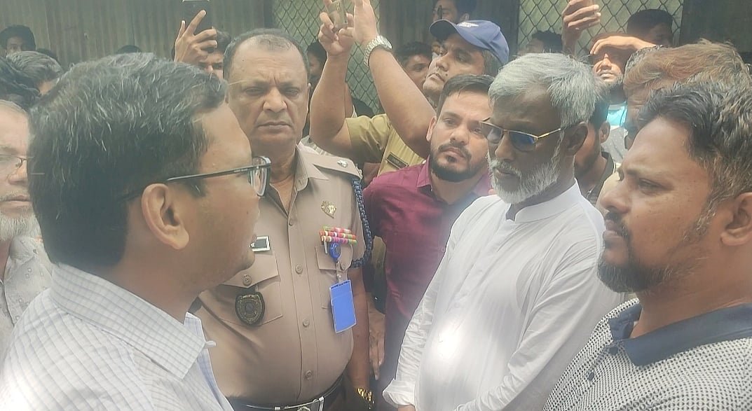 সীতাকুণ্ডে স্থানীয় বাসিন্দাদের বাধা, উচ্ছেদ না করেই ফিরে গেলেন রেলওয়ের কর্মকর্তারা