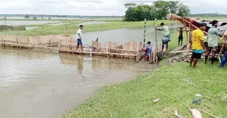 খালের অবৈধ নেট-পাটা অপসারণ করল স্থানীয়রা