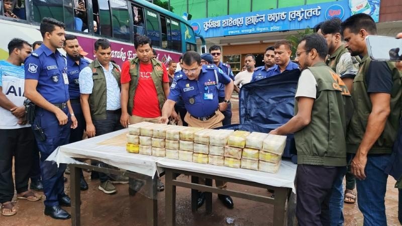 প্রাডো গাড়ি থেকে ১৫ কোটি টাকার ৩ লাখ ইয়াবা উদ্ধার, আটক ২