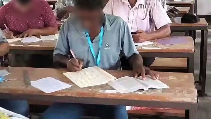 পরীক্ষার সময় বই খুলে লিখছিলেন, ভিডিও করায় দুই সাংবাদিকের ওপর হামলা
