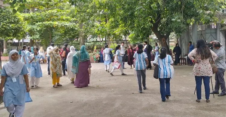 ভিকারুননিসায় এসএসসির ফল নিতে ভিড় করছেন অভিভাবকরা