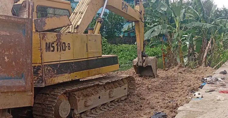 রেলওয়ের জলাশয় ভরাট করে দোকান নির্মাণের চেষ্টা, থানায় অভিযোগ