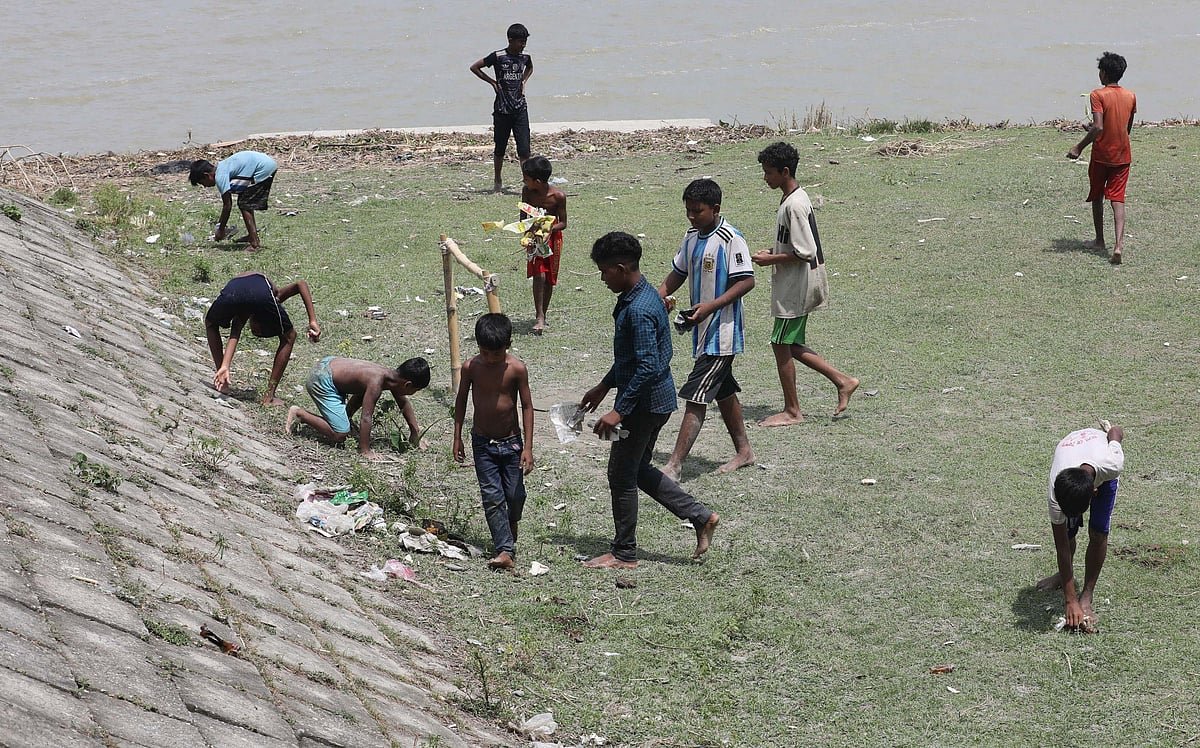 যমুনার তীরে ফুটবলে দুরন্ত কৈশোর