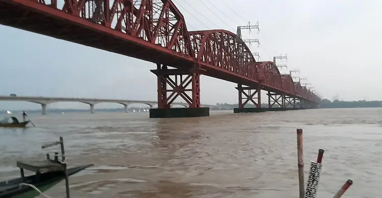 হার্ডিঞ্জ ব্রিজ পয়েন্টে পদ্মার পানি বিপৎসীমা ছুঁইছুঁই