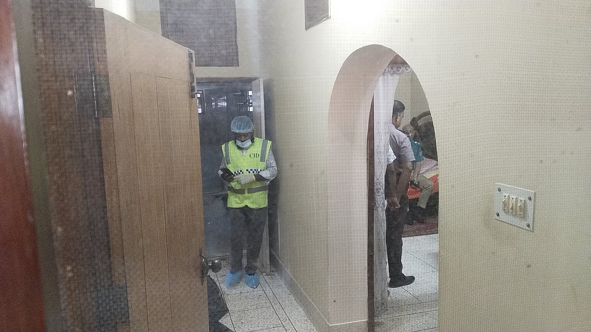 বাসার মূল ফটক ভেতর থেকে বন্ধ, খোলা ছিল গ্রিলহীন বারান্দার দরজা