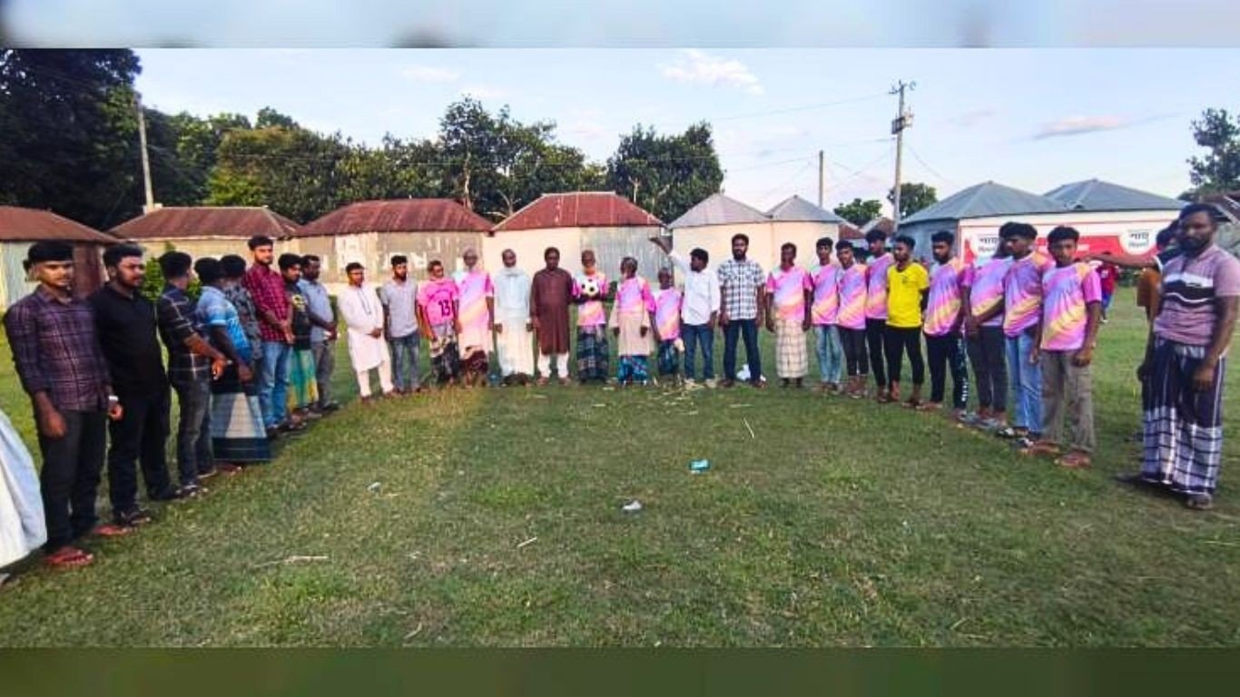 পাতুরিয়া গড়াই ফুটবল একাদশে ক্রীড়া সামগ্রী বিতরণ করলেন চেয়ারম্যান
