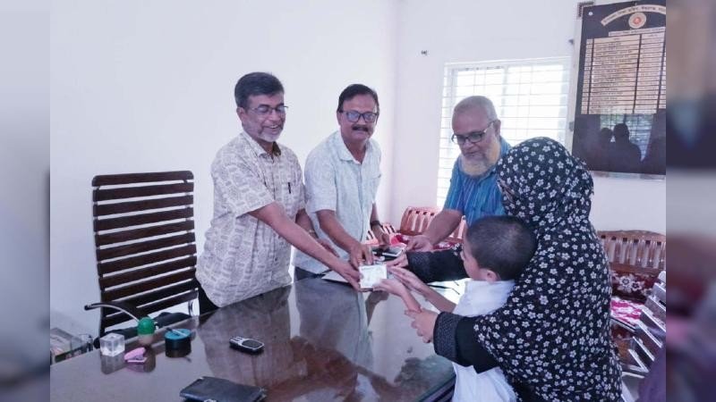 ঈশ্বরগঞ্জে শ্রবণ উপকরণ বিতরণ