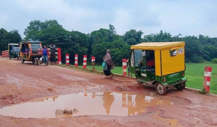 গর্তে ভরা সড়ক ভোগান্তির আরেক নাম