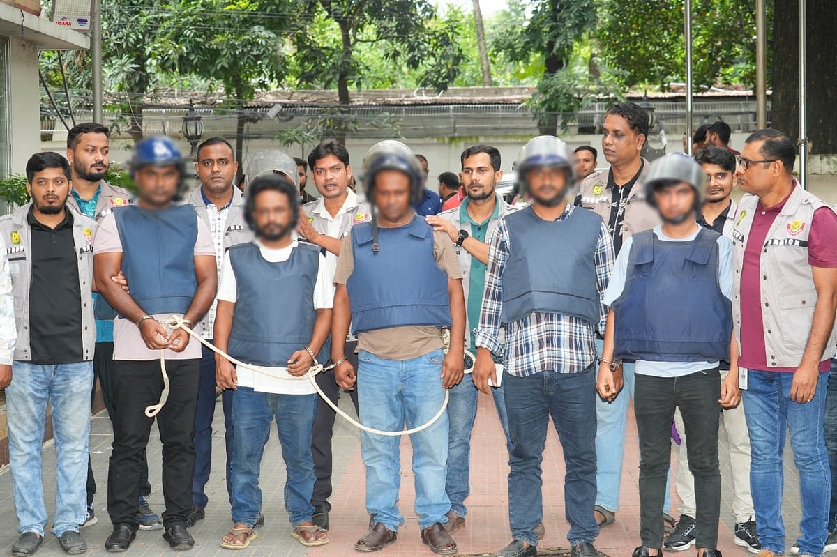একদল ঠিক করত লক্ষ্যবস্তু, আরেক দল করত ডাকাতি