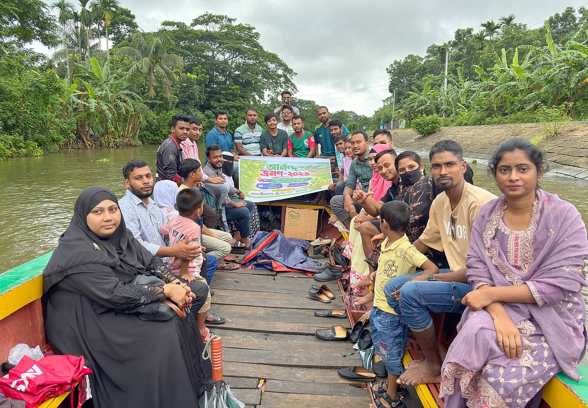 ভাসমান পেয়ারা হাটে ঝালকাঠি বন্ধুসভার আনন্দভ্রমণ