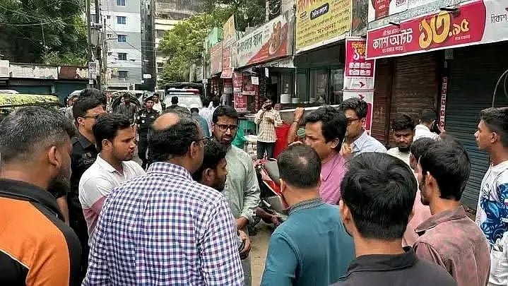 র‌্যাবের স্টিকারযুক্ত গাড়িতে জবির প্রাক্তন নারী শিক্ষার্থীকে তুলে নেওয়ার চেষ্টা