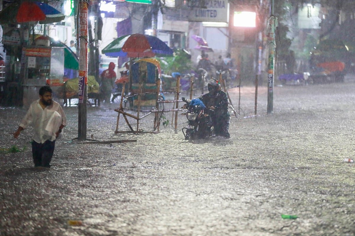 রাজধানীতে রাতে অনেক বৃষ্টি, কারণ জানালেন আবহাওয়াবিদেরা