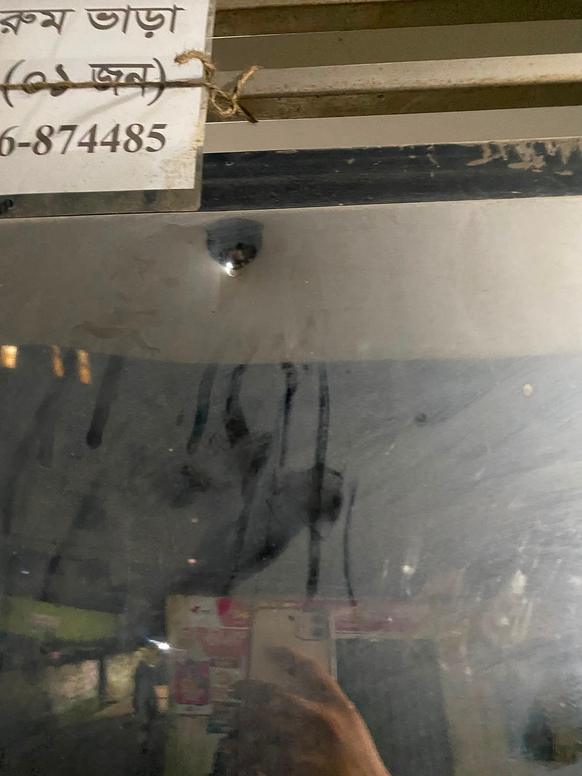 চট্টগ্রামে ৫০ লাখ টাকা চাঁদা না পেয়ে 
প্রবাসী ব্যবসায়ীর ভবনের গেটে গুলি