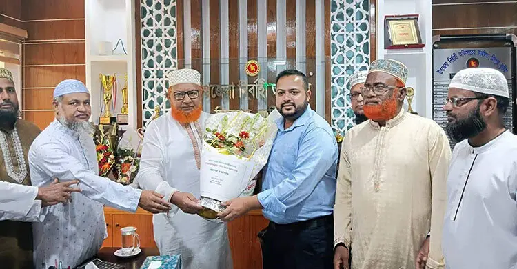 দলবল নিয়ে নবাগত ইউএনওকে সংবর্ধনা দিলেন জামায়াত এমপি
