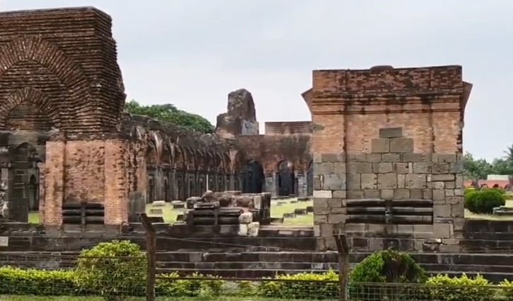 পাণ্ডুয়ার বিখ্যাত আদিনা মসজিদকে মন্দির দাবি করে হতে যাচ্ছে শিব পূ