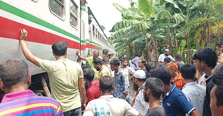 জয়পুরহাটে আড়াই ঘণ্টা পর উত্তরাঞ্চলের সঙ্গে ট্রেন যোগাযোগ সচল