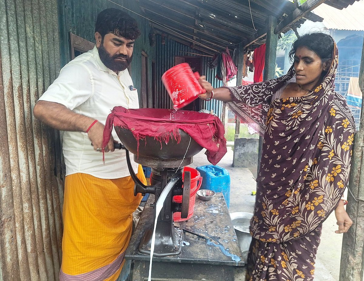 ‘দুধ ভাঙানোর মেশিনের’ শব্দে মুখর ঘোষপাড়া, তৈরি হচ্ছে ঘি, ছানা ও টক দই