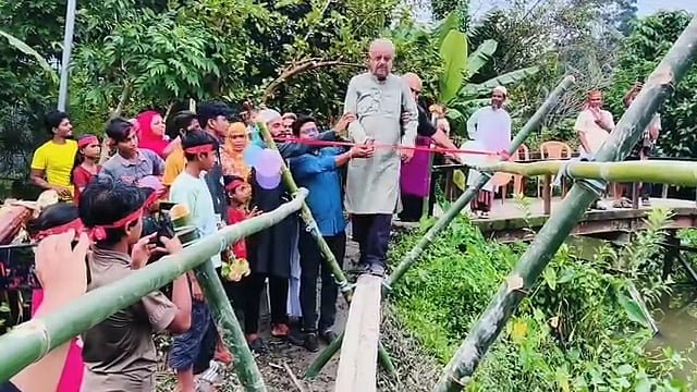 বরিশালে ফিতা কেটে সাঁকো উদ্বোধন করলেন বিএনপি নেতা, চলছে নানা আলোচনা