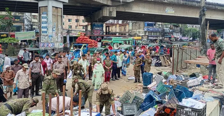 সড়ক-ফুটপাত দখল করে বসানো ২০০ দোকান উচ্ছেদ
