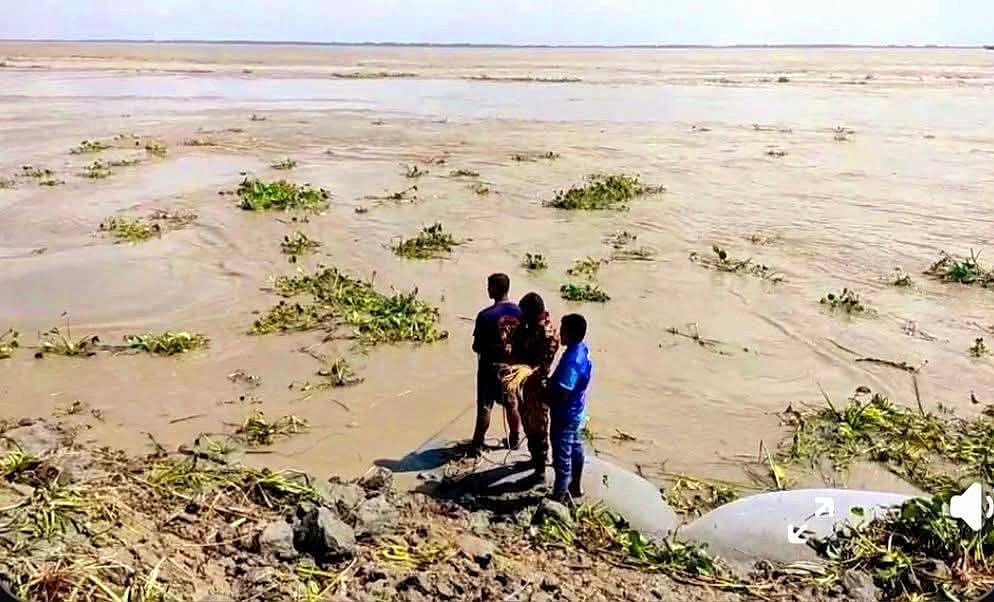 মেঘনার তীরে বসে আড্ডা দিচ্ছিলেন পাঁচ বন্ধু, হঠাৎ নদীতে ধসে পড়ে নিখোঁজ দুজন