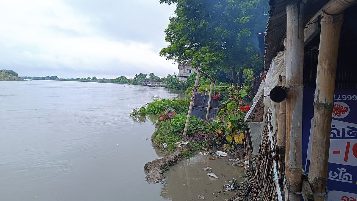 ‘চোখের সামনে বাড়িডা নদীতে যাচ্ছে, আমাগের কিছুই করার নেই’