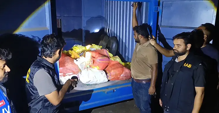 ঝিনাইদহে র‍্যাবের অভিযানে বিপুল পরিমাণ ফেনসিডিলসহ আটক ১