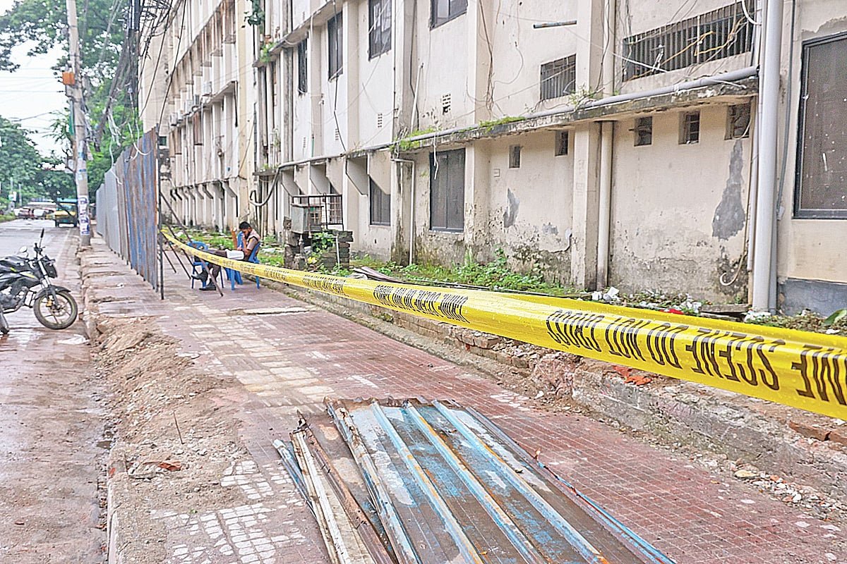 দেয়াল নির্মাণেই ত্রুটি, অর্থ বরাদ্দের পরও হয়নি সংস্কার