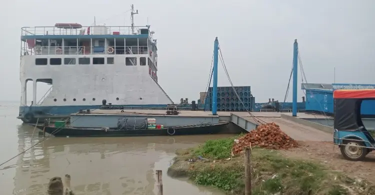 পদ্মায় পানি বৃদ্ধি, নাজিরগঞ্জ-ধাওয়াপাড়া রুটে ফেরি চলাচল বন্ধ