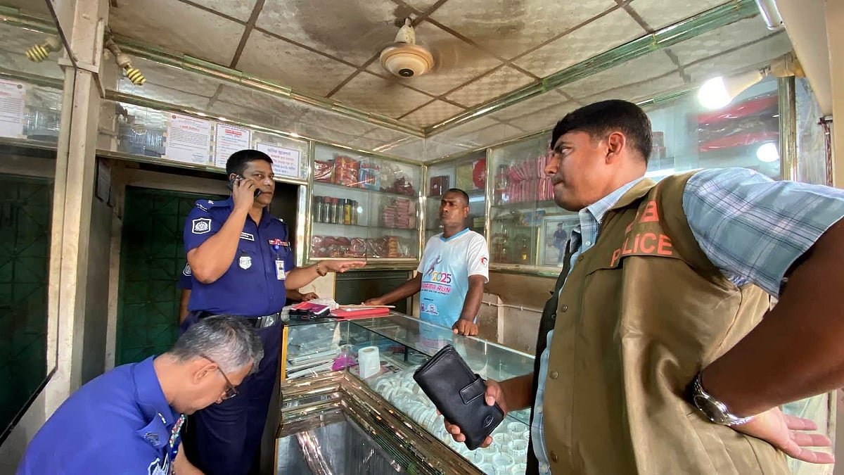 কুষ্টিয়ায় নৈশপ্রহরীদের বেঁধে গভীর রাতে বাজারে ডাকাতির অভিযোগ, পুলিশের দাবি চুরি