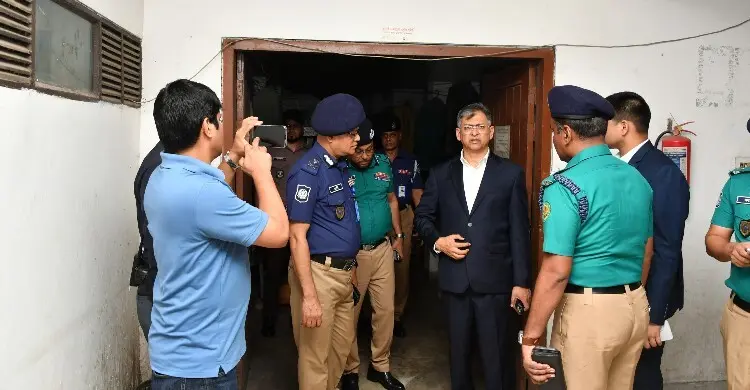 তেজগাঁও থানা আকস্মিক পরিদর্শনে স্বরাষ্ট্রমন্ত্রী