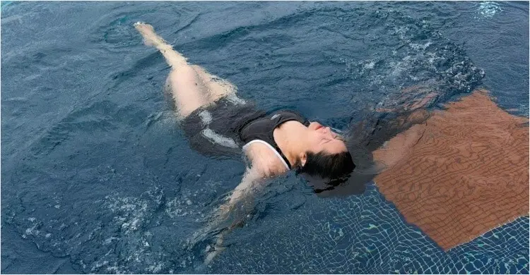 ভাদ্রের গরমে পুলের জলে পরীমনি যেন জলপরী
