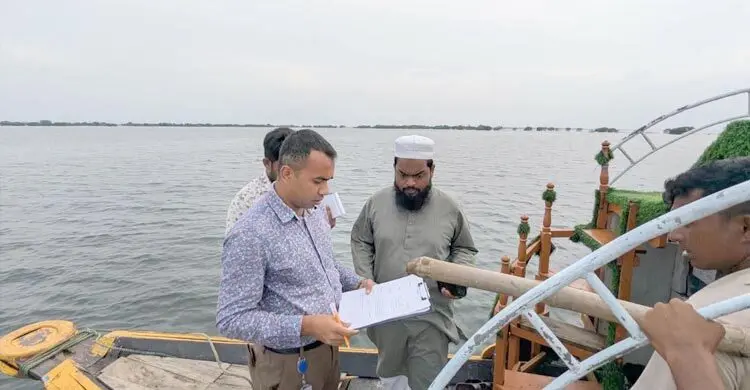 জেলা প্রশাসনের নির্দেশনা অমান্য, টাঙ্গুয়ার হাওরে ৬ হাউসবোটকে জরিমানা