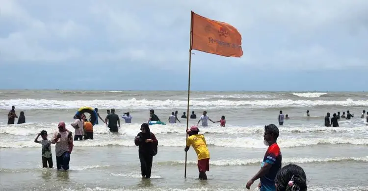 সৈকতে লাল পতাকা টানানো স্থানে গোসলে নেমে পর্যটকের মৃত্যু, নিখোঁজ ১