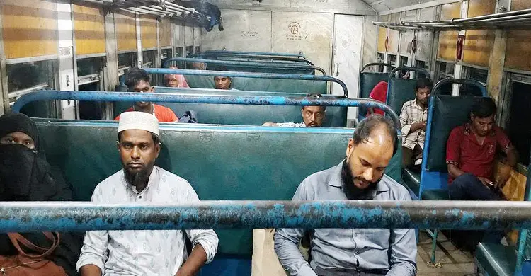 চলন্ত ট্রেনের বগিতে আগুন, আতঙ্কে যাত্রীদের চিৎকার-ছোটাছুটি