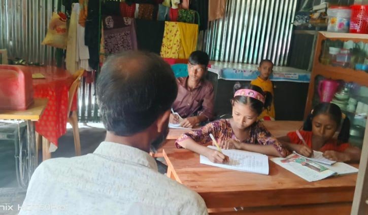 নদীগর্ভে স্কুল বিলীন, বাড়ি বাড়ি পাঠদান