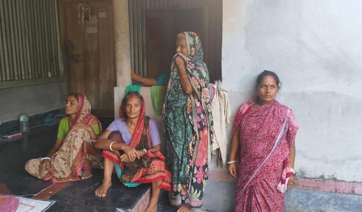মেশিনে ঘাস কাটার সময় বিদ্যুৎস্পৃষ্টে দম্পতির মৃত্যু