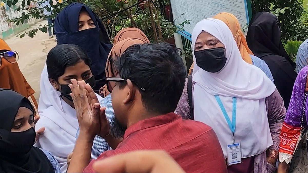 কুমিল্লা সরকারি মহিলা কলেজে একসঙ্গে ৭ শিক্ষকের বদলি, শিক্ষার্থীদের প্রতিবাদ