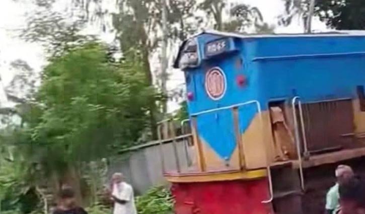 বগুড়ায় এক লাইনে মুখোমুখি ২ ট্রেন, অল্পের জন্য রক্ষা